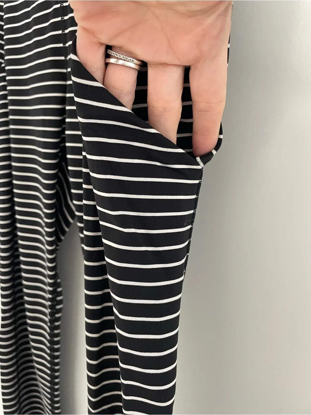 Lululemon Speed Tight Pocket Leggings Size 8 Black White Stripe Running Gym sk24